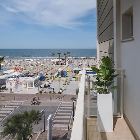 Hotel Augustus- Davanti A Noi C'E Solo Il Mare Misano Adriatico Dış mekan fotoğraf