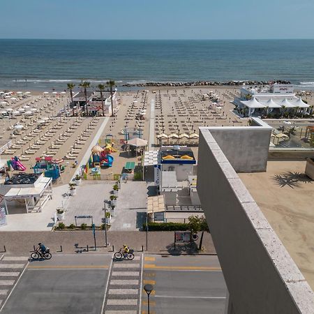 Hotel Augustus- Davanti A Noi C'E Solo Il Mare Misano Adriatico Dış mekan fotoğraf