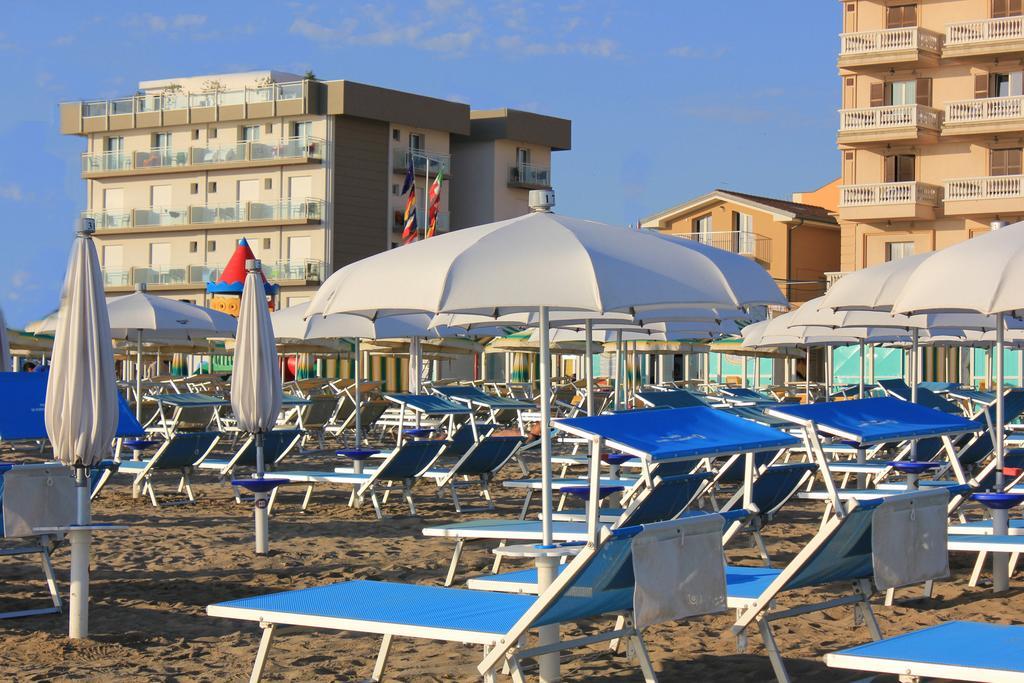 Hotel Augustus- Davanti A Noi C'E Solo Il Mare Misano Adriatico Dış mekan fotoğraf