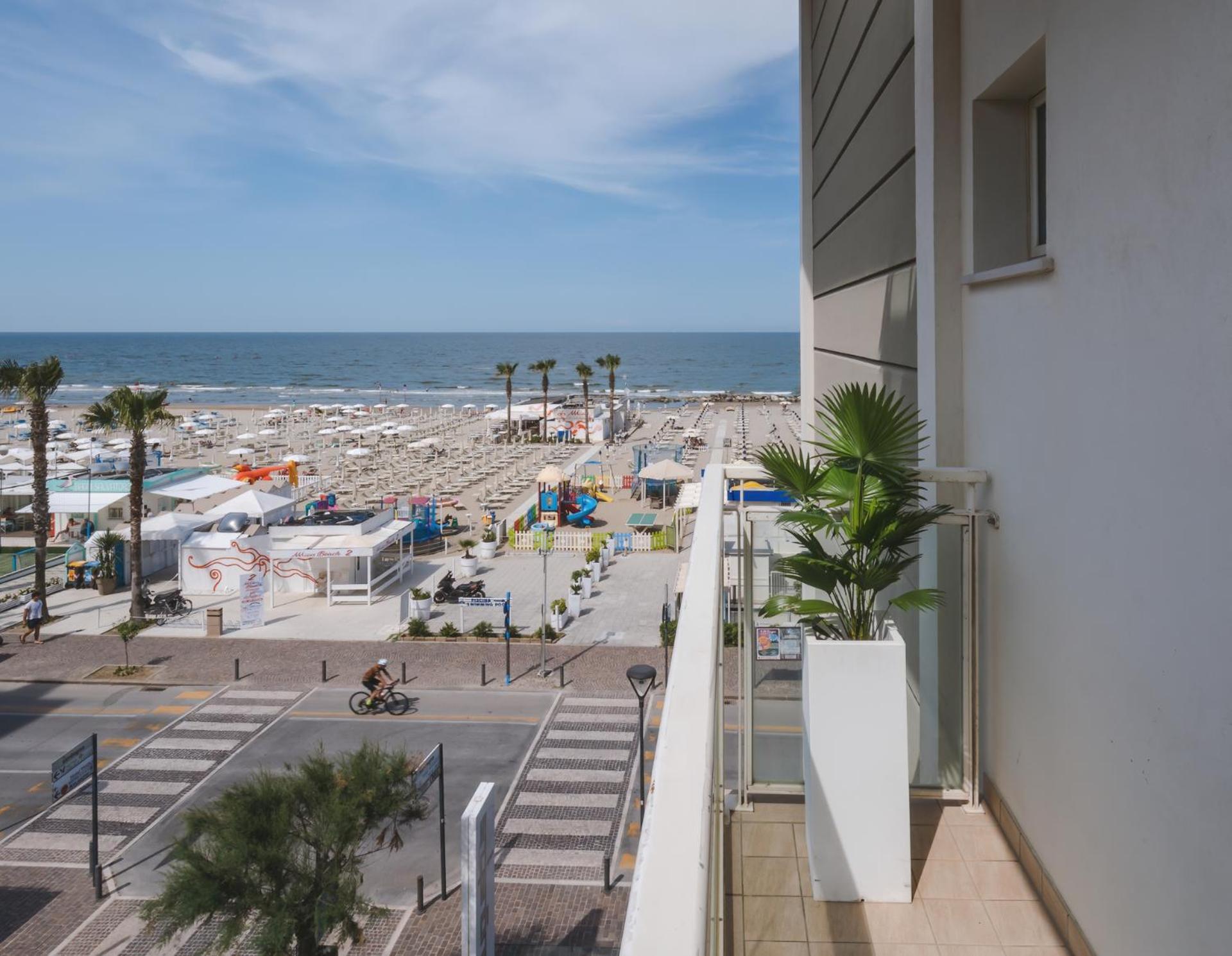 Hotel Augustus- Davanti A Noi C'E Solo Il Mare Misano Adriatico Dış mekan fotoğraf