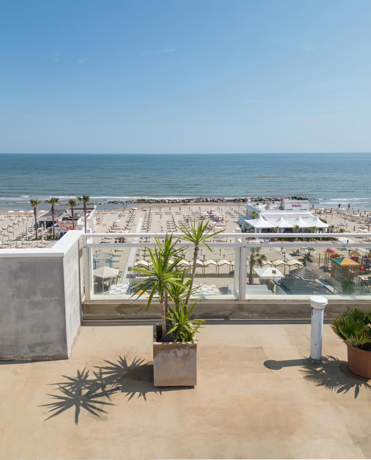 Hotel Augustus- Davanti A Noi C'E Solo Il Mare Misano Adriatico Dış mekan fotoğraf