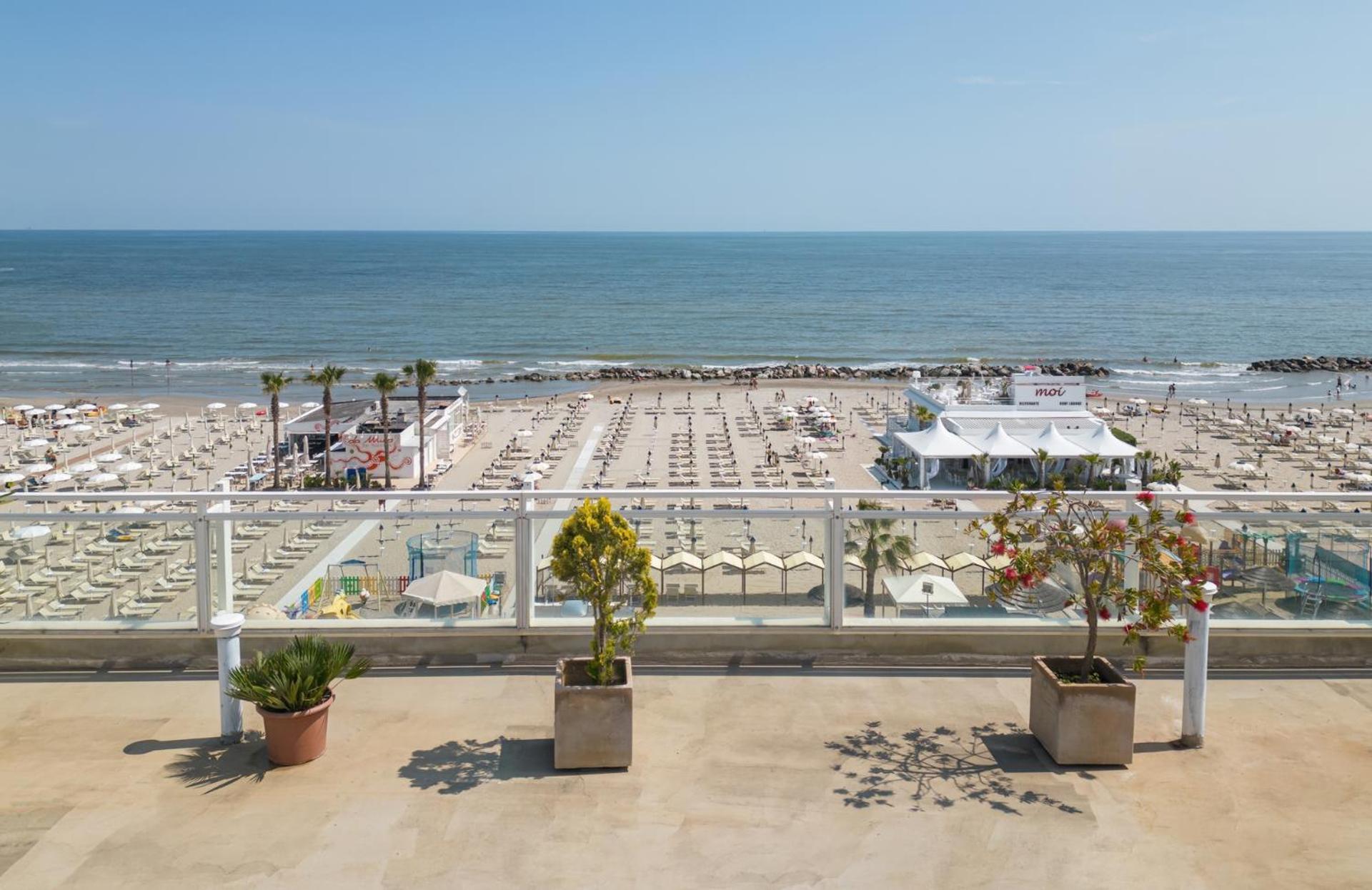 Hotel Augustus- Davanti A Noi C'E Solo Il Mare Misano Adriatico Dış mekan fotoğraf