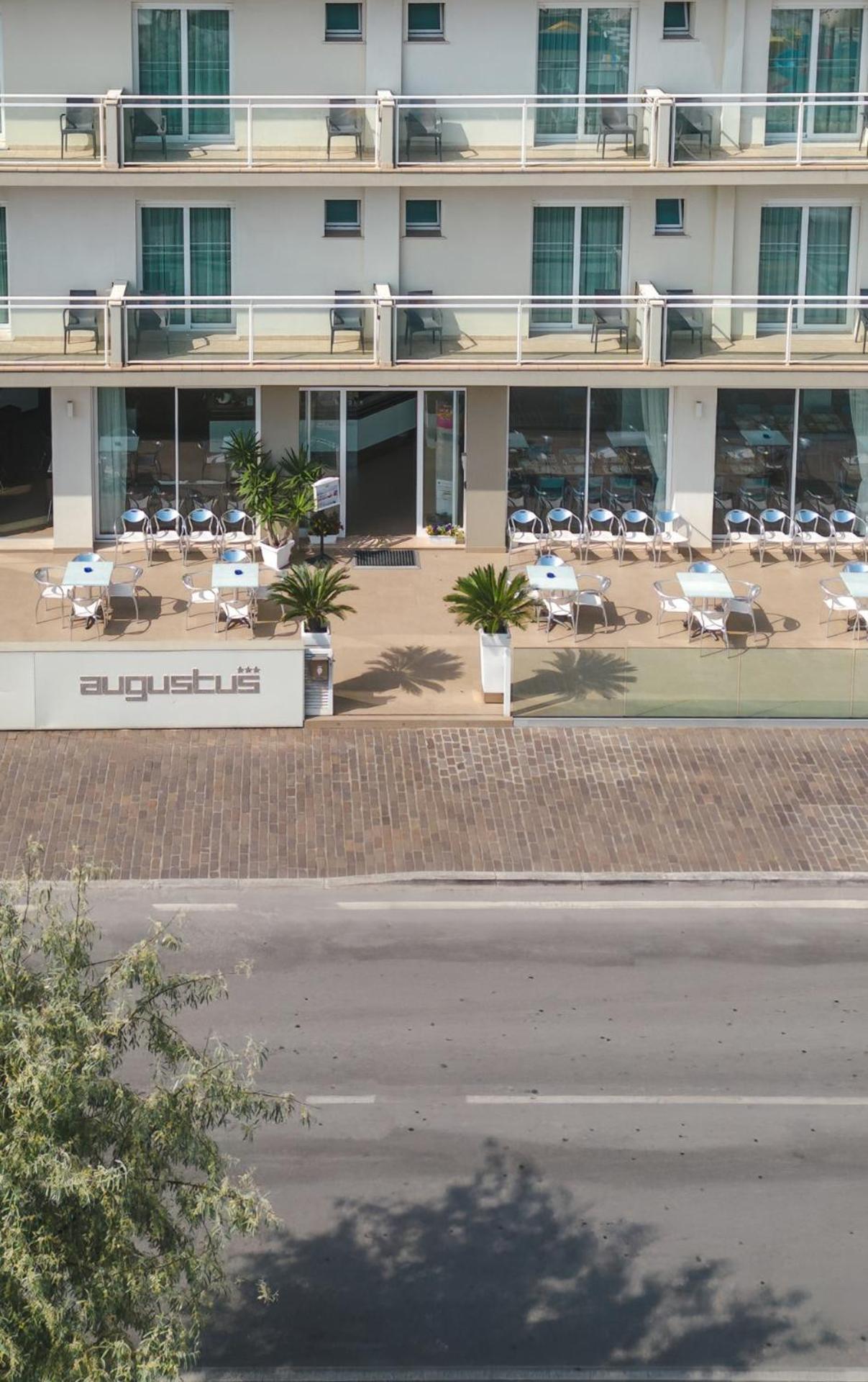 Hotel Augustus- Davanti A Noi C'E Solo Il Mare Misano Adriatico Dış mekan fotoğraf