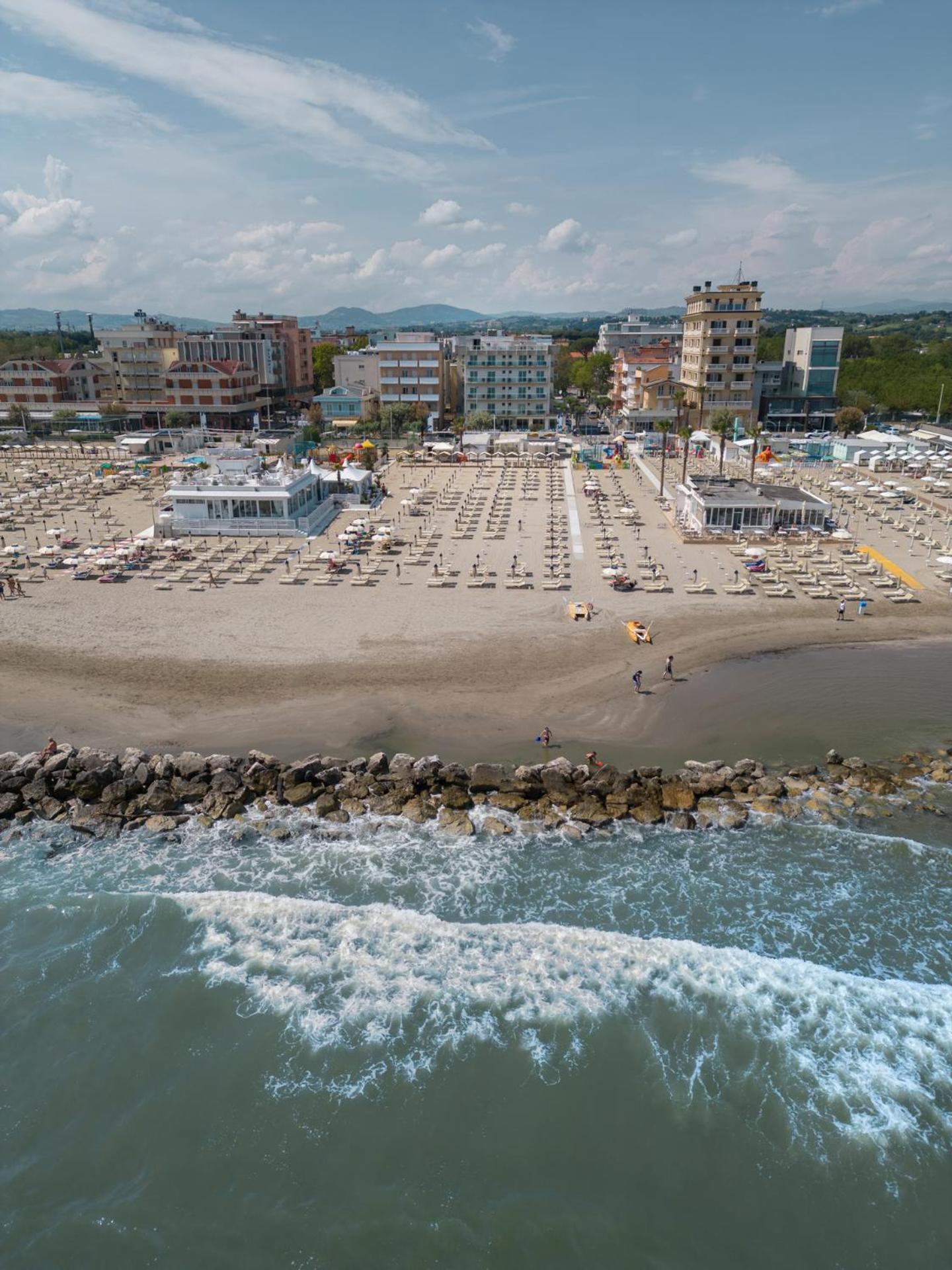 Hotel Augustus- Davanti A Noi C'E Solo Il Mare Misano Adriatico Dış mekan fotoğraf