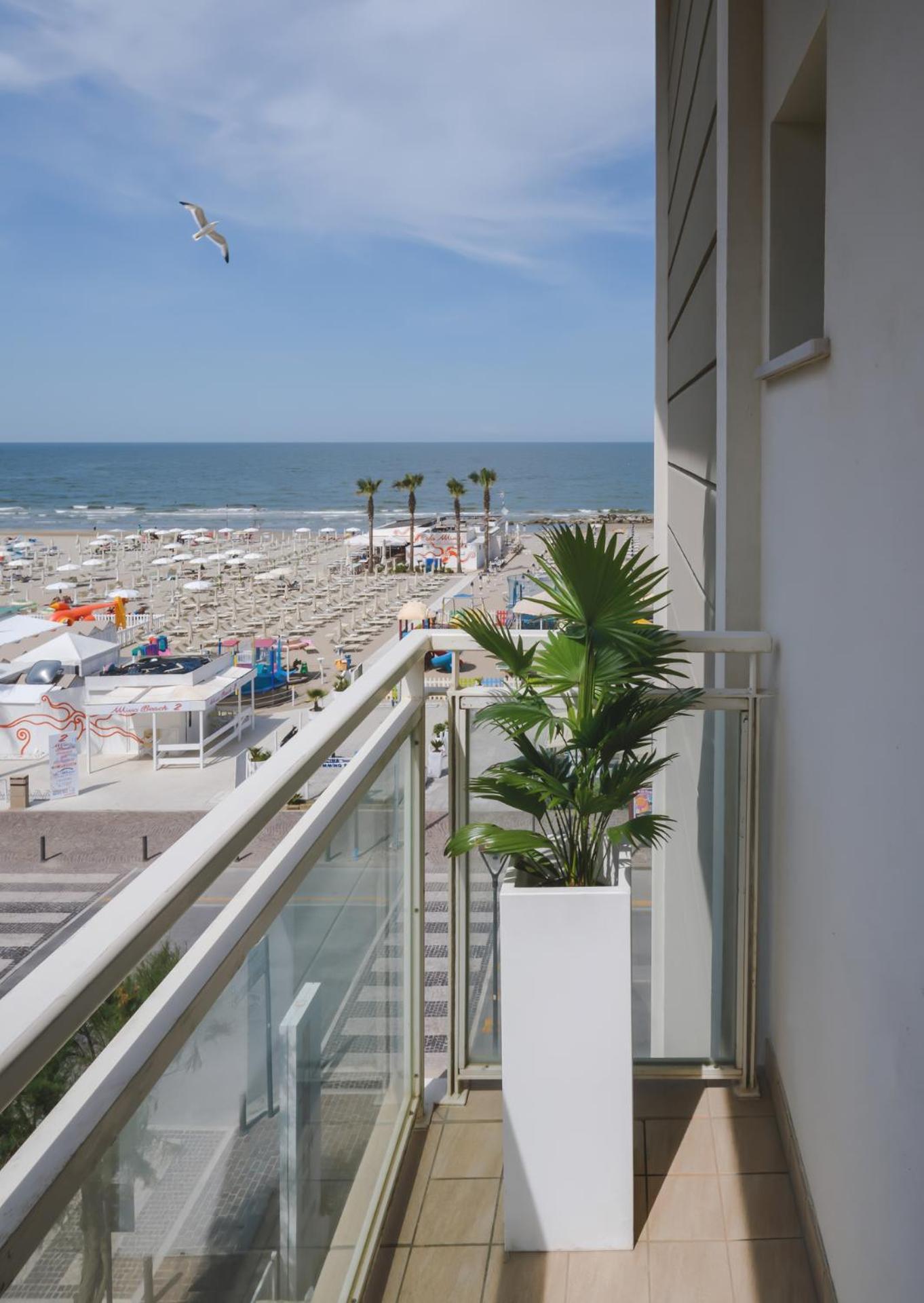 Hotel Augustus- Davanti A Noi C'E Solo Il Mare Misano Adriatico Dış mekan fotoğraf