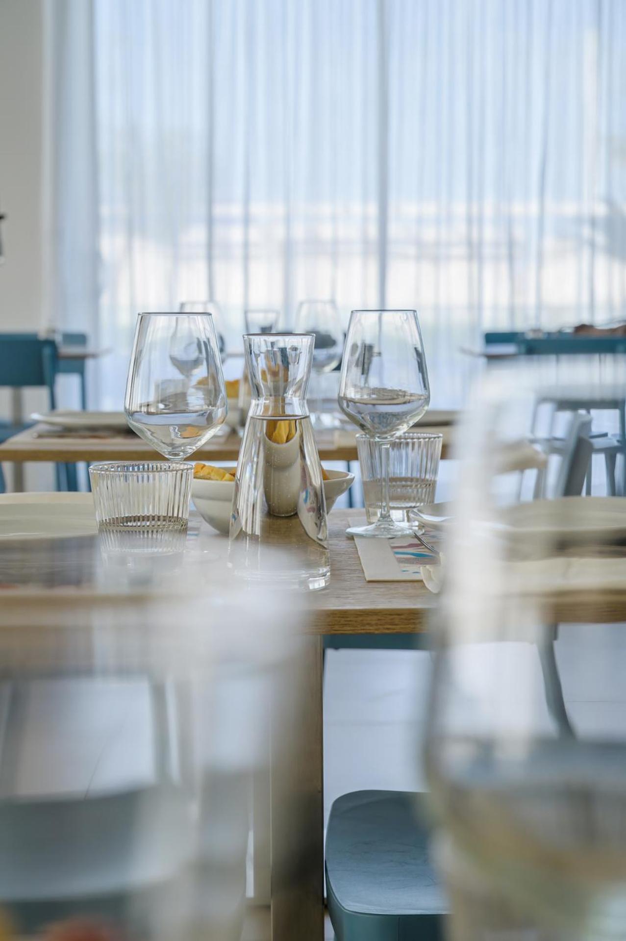 Hotel Augustus- Davanti A Noi C'E Solo Il Mare Misano Adriatico Dış mekan fotoğraf