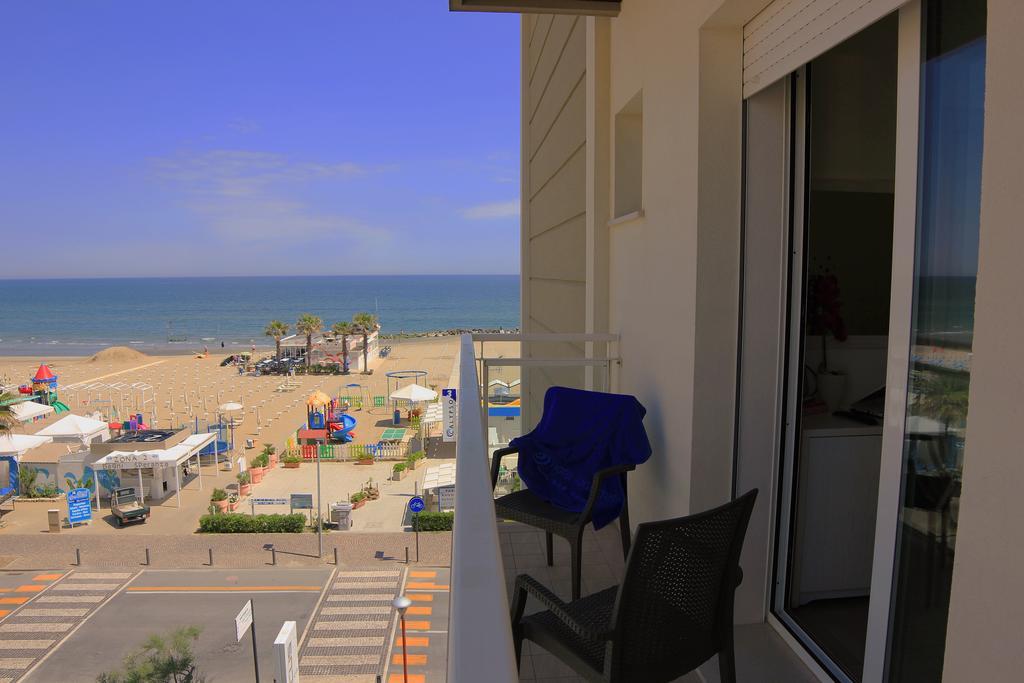 Hotel Augustus- Davanti A Noi C'E Solo Il Mare Misano Adriatico Dış mekan fotoğraf